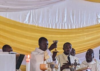 Messe de prémisse : l’abbé Valentin exhorte les fidèles catholiques à envoyer leurs enfants au couvent 