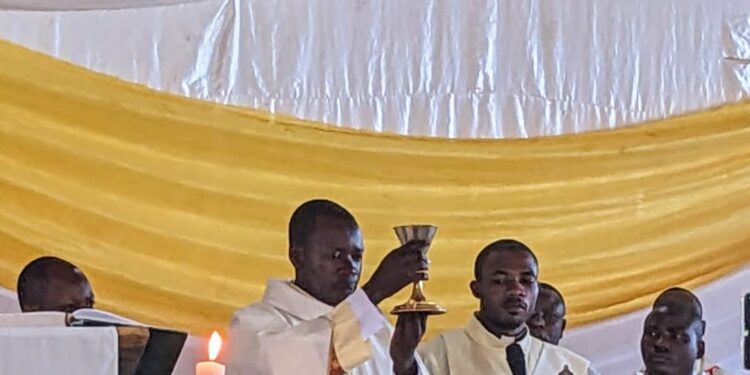 Messe de prémisse : l’abbé Valentin exhorte les fidèles catholiques à envoyer leurs enfants au couvent 