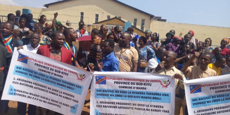 Bukavu : Des organisations de la Société Civile et des syndicats en sit-in pour contester la suspension du comité syndical du marché de Nyawera