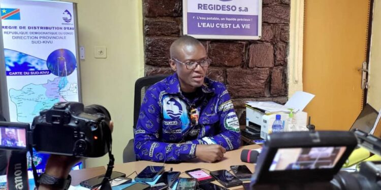 Problématique de l’eau potable à Bukavu : devant les habitants, le directeur provincial de la REGIDESO réaffirme sa bonne volonté d’apporter des réponses qui tiennent