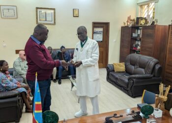 Sud-Kivu : Philippe Ruvunangiza présente son prix «Civil Courage Prize» au Dr Denis Mukwege