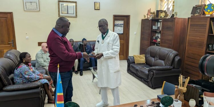 Sud-Kivu : Philippe Ruvunangiza présente son prix «Civil Courage Prize» au Dr Denis Mukwege
