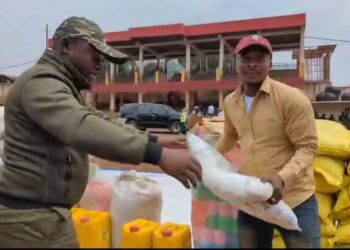 Agression rwandaise : le député Trésor Mutiki offre un important lot de vivres aux jeunes volontaires « Wazalendo » en formation au terrain de Funu