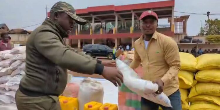 Agression rwandaise : le député Trésor Mutiki offre un important lot de vivres aux jeunes volontaires « Wazalendo » en formation au terrain de Funu
