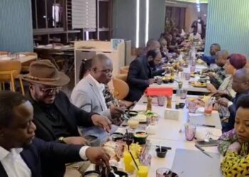 Un dîner fraternel au cœur de la crise sécuritaire de l’Est : Bahati Lukwebo à l’écoute des élus du Sud-Kivu