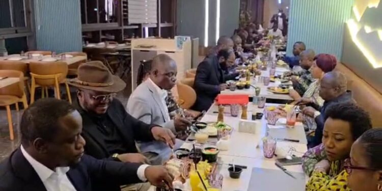 Un dîner fraternel au cœur de la crise sécuritaire de l’Est : Bahati Lukwebo à l’écoute des élus du Sud-Kivu