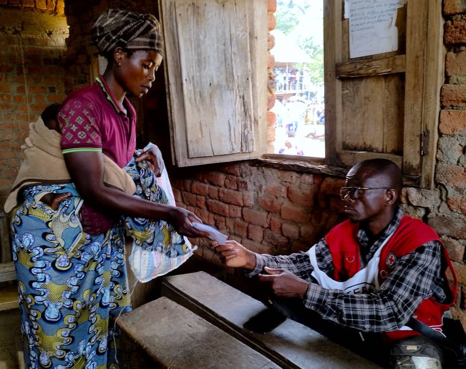 Une bénéficiaire recevant son assistance 
