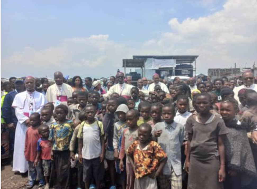 Goma : des évêques du Burundi, de la RDC et du Rwanda visitent les déplacés de Lushagala