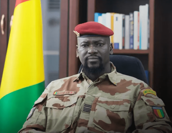 Guinée : après la dissolution du gouvernement, le chef d’état major des armées annonce la confiscation des documents de voyages et le gel des comptes bancaires des ministres dissous.