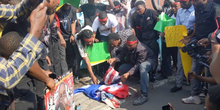 Nord-Kivu: les drapeaux de la France et des USA brûlés.
