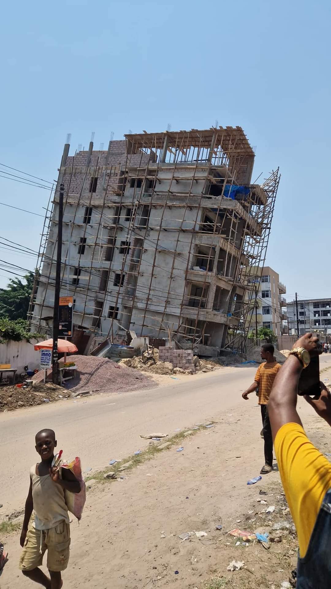 Kinshasa : Un immeuble de six niveaux s’écroule dans la commune de Gombe