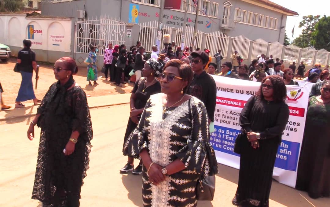 Journée du 8 mars : à Bukavu, la députée Kinja Mwendanga marche avec des femmes pour exiger la fin de la guerre