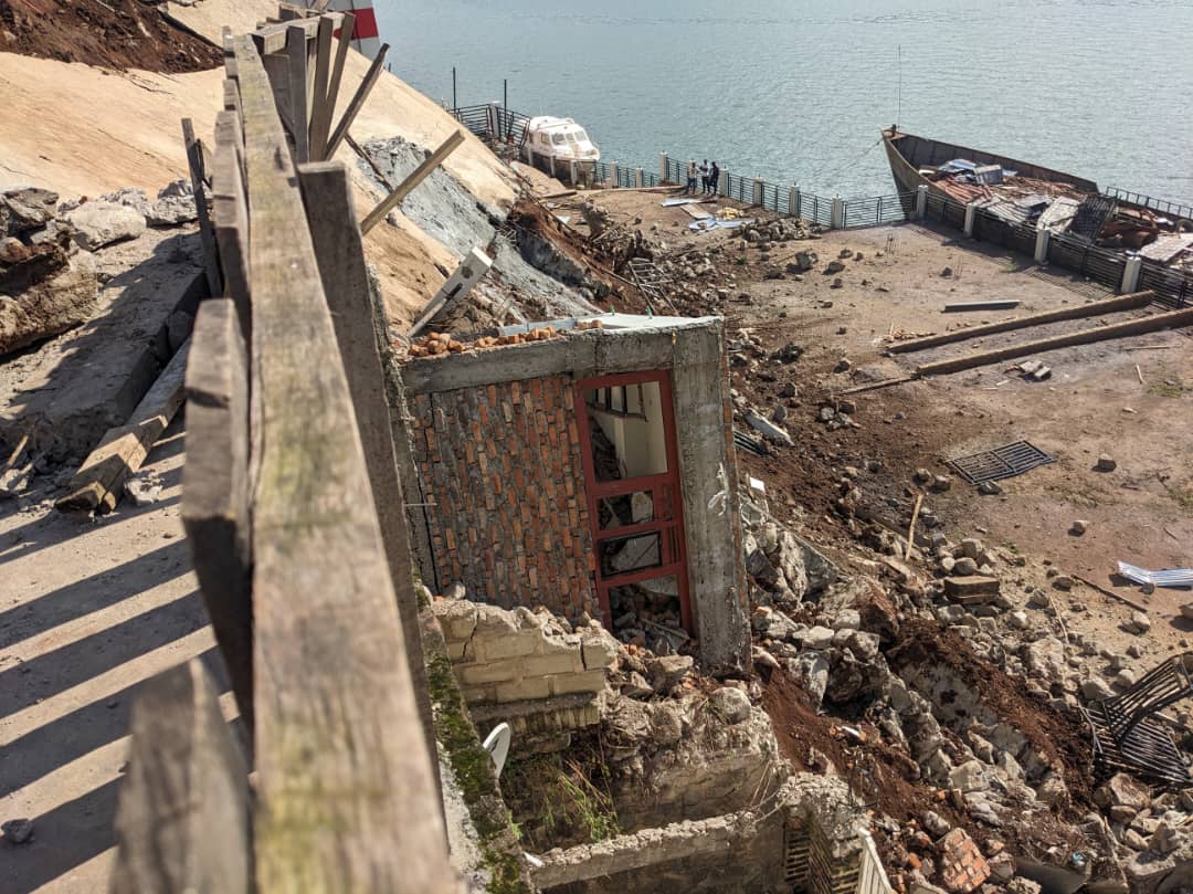 Sud-Kivu : une maison en planchettes et des biens matériels détruits dans l’écroulement d’un mur de l’hôtel new rivera