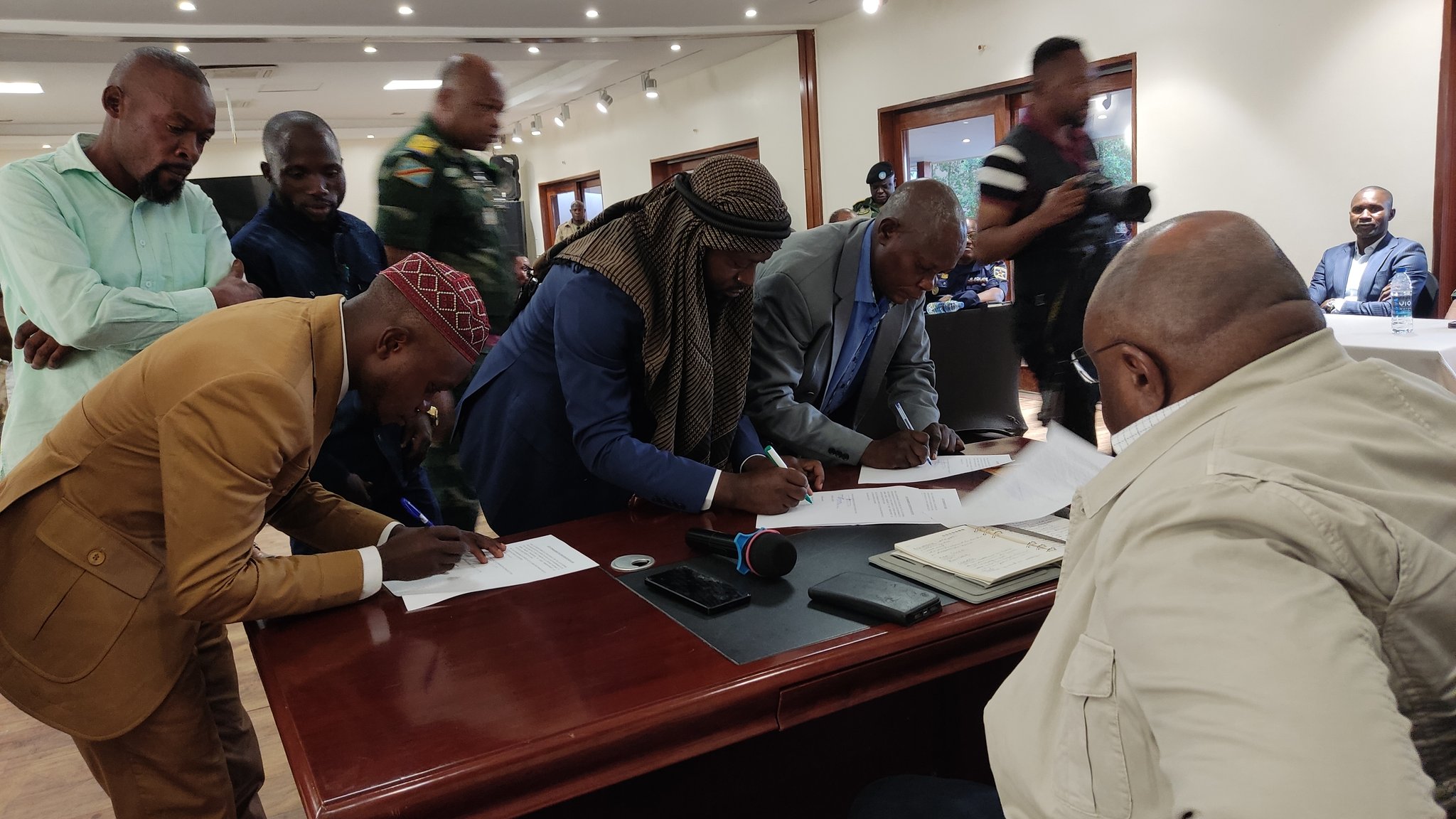 Ituri : Cinq groupes armés locaux signent en présence de Jean-Pierre Bemba un acte d’engagement pour la cessation des hostilités.