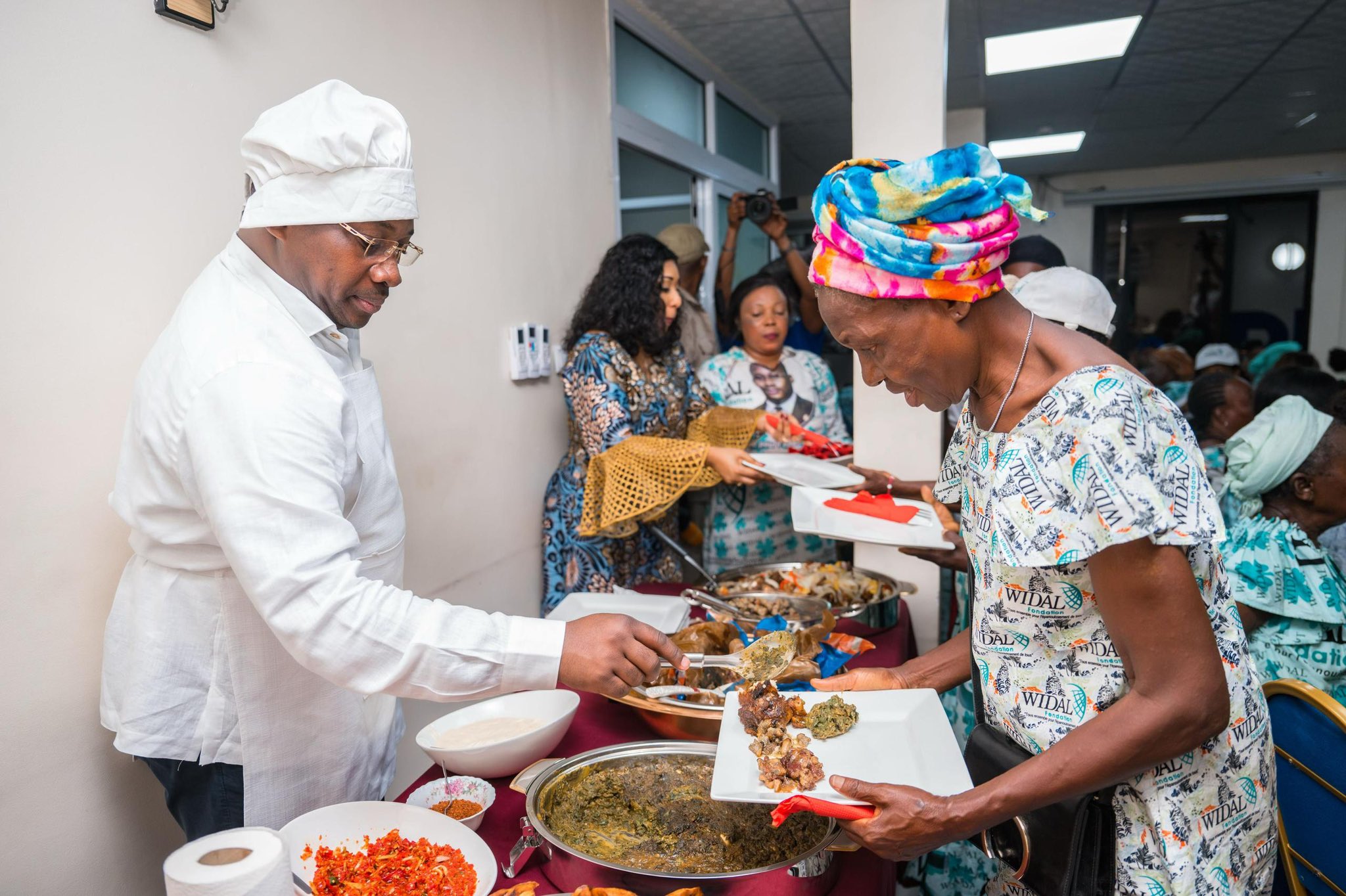 Kinshasa : Me Guy Loando Mboyo, partage un repas de cœur avec les mamans veuves de la Fondation Widal du district de FUNA.