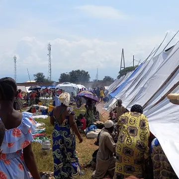 Obligées de fuir leur pays la RDC suite à la dégradation de la situation humanitaire, des familles ayant trouvé refuge au Burundi, en Ouganda et au Rwanda cherchent leurs proches